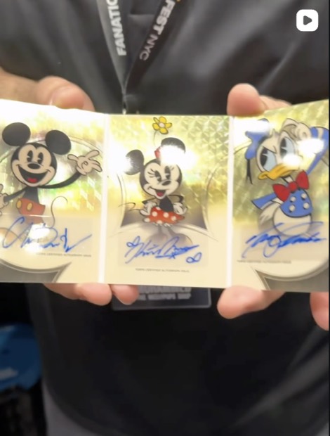 Mickey / Minnie / Donald — Triple booklet autograph, Topps Disney